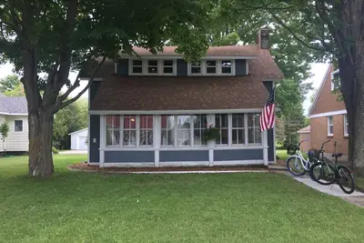 Image de Nouvelle Liste! Confortable maison rénovée située à quelques pas du lac Crystal