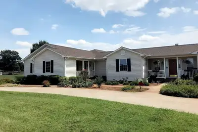 Image de 5 couchages dans le pays, cuisine complète privée, mais la livraison de pizza est disponible!