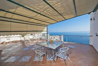 Image de Villa Nerea: Une maison indépendante caractéristique face au soleil et à la mer.