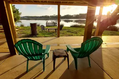 Image de Détendez-vous et profitez de ce chalet confortable côté son avec dock-5 Min à la plage, Wifi!