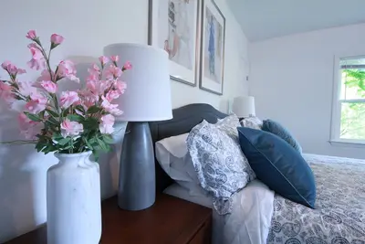 Image de Bungalow moderne, élégant et confortable, à quelques minutes du centre-ville de Charlotte