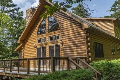 Image de Spacieuse maison en rondins à distance de marche du lac, parfaite pour faire du kayak!