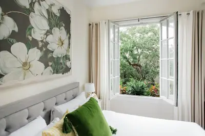 Restez avec Lucky Savannah: Bright and Airy avec vue sur le clocher et lits King!