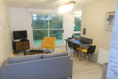 Image de Logement au calme, avec parking, proche du centre.