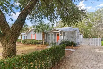 Image de Barefoot Bungalow - 303 Ashantilly situé près du Village / Pier