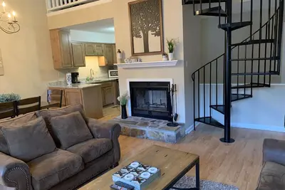 Maison de ville avec trois chambres à coucher dans le centre-ville de Gatlinburg (Unité 503)