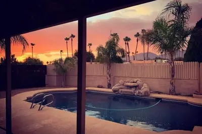 Image de L'oasis dans les palmiers