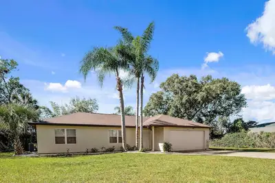 Image de Cozy Pool Home avec cour arrière privée