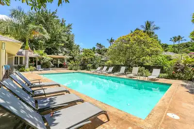 Image de Une végétation luxuriante vous entoure dans le cratère Poipu, à quelques pas de la plage