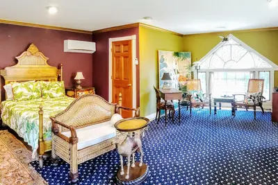 Image de Cœur de Saugatuck! 5 min du lac Mi Beach-Spacieux Carriage House, pont privé