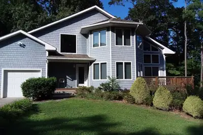 Image de Waterfront Dream Home avec cuisine gastronomique, table de billard, vélos et quai.