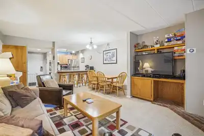 Image de Pinnacle E8 est un excellent établissement sur la route des navettes et proche de tout ce que Killington a à offrir.