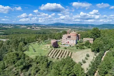 Image de Élégante résidence historique parfaitement restaurée dans un style toscan typique, avec vue imprenable, jardin