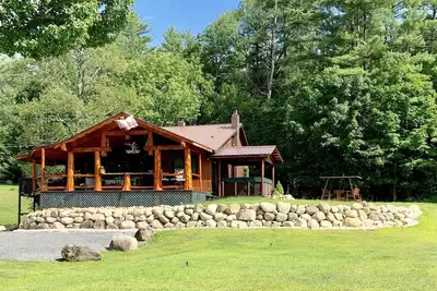 Image de Adirondack Mt. Chalet 4 saisons au bord du lac sur le lac Algonquin, Wells, Ny.