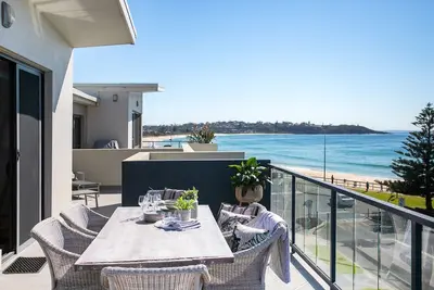 Image de Des vues sur l'océan qui s'éternisent, des finitions haut de gamme et des espaces extérieurs privés font de ce stylo au dernier étage