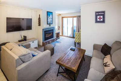 Image de Condo Whiffletree sur la route de la navette avec une piste de ski de retour au complexe.