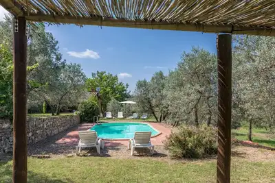 Image de Cottage romantique, 6 couchages, avec de grandes fenêtres donnant sur la campagne toscane. Jardin avec piscine p