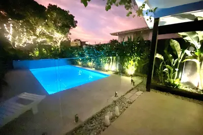 Image de Casuarina Beach Home - Courte promenade de la plage et des magasins