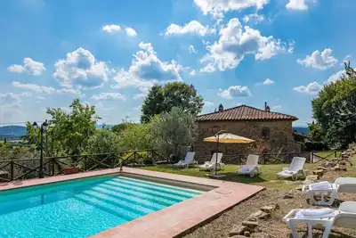 Image de Maison individuelle, 6 couchages, entourée d'oliviers et de vignes, jardin avec piscine privée, belle