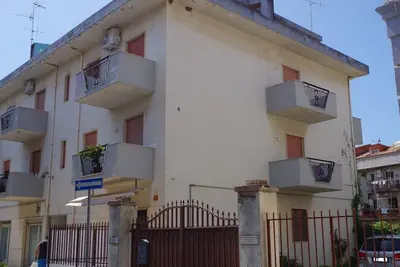 Appartement central, dans un petit immeuble calme, près de la mer.