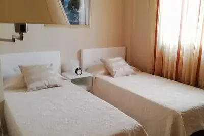 Belle chambre double moderne avec salle de bain privée.