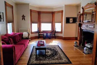 Image de Victorien spacieux avec porche