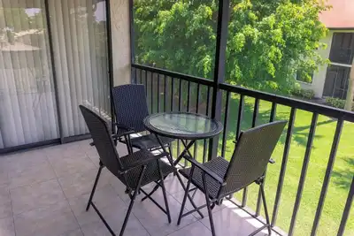 Image de Nouvelle Liste, Deux confortables appartements 2br / 2ba avec balcon, barbecue, tennis, parking