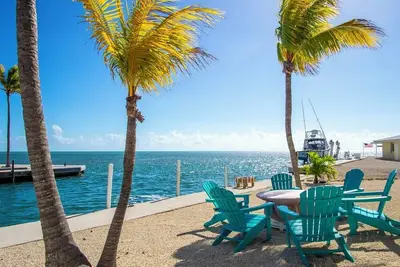 Image de 3 chambres à coucher 2. 5 salles de bain cuisine extérieure Machine à glace Table de feu et kayaks
