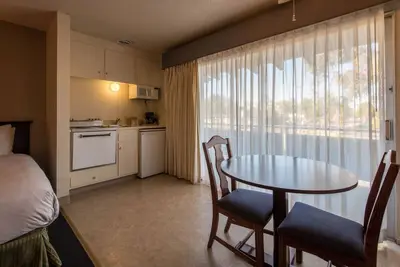 Image de Rare Trouver! Trois Belles Suites Studio Pour 12 Personnes, Petit DÉJEUNER Gratuit, Piscine, Parking