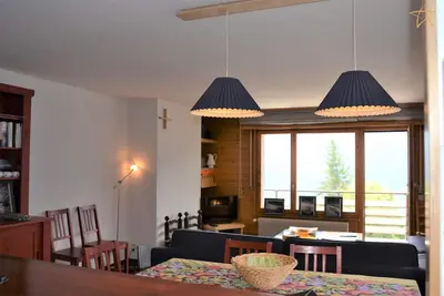 Image de Extérieur : appartement pour 6 personnes au 2ème étage, balcon -Intérieur : hall d'entrée, séjour av