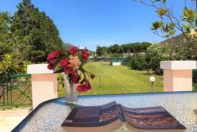 Image de Pink White Marathon Villa 5 'à la plage