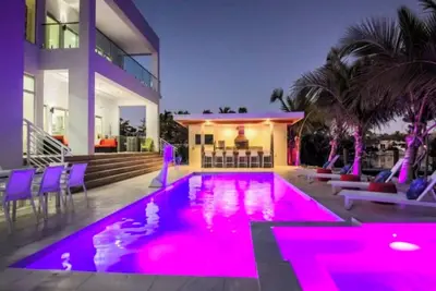 Image de Maison fantastique avec 4 chambres 5 salles de bains avec piscine et cuisine extérieure accès immédiat à l