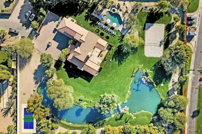 Cette maison est un 10 chambre (s), 7 salles de bain, situé �� Indio, Californie.