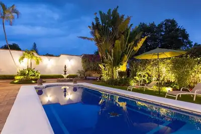 Image de Belle propriété coloniale-moderne Stlye avec un beau jardin pour des événements.