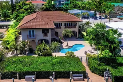 Image de Dockage en eau profonde avec accès à la mer, une maison en haut de la plage de sable blanc de Sombrero