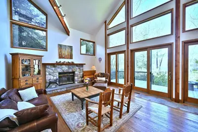 Image de Lac Front Lac Naomi. Magnifique 5 étoiles, plafonds hauts, récemment rénové.