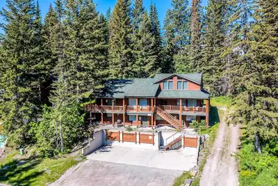 Condo rustique avec cheminée et vue magnifique sur le ski et la montagne - à pied des remontées mécaniques!