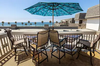 Image de Penthouse Condo avec vue panoramique sur l’eau blanche et la mer au Beach Resort