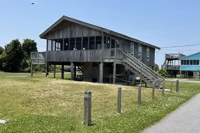 Image de Exhale est situé à proximité du ferry Hatteras, du port de plaisance de Teach's Lair et à l'extrémité sud du village de Hatteras!
