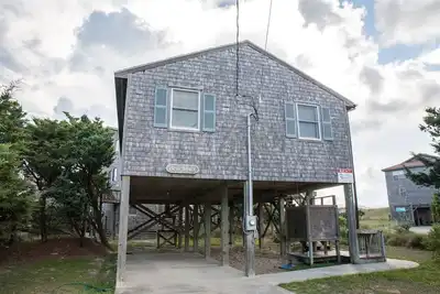 Image de Le chalet Beach Bux est situé un lot en arrière et un accès facile à la plage!