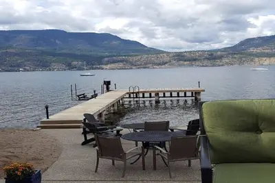 Image de Maison au bord du lac - centre-ville de Kelowna - quai privé / ascenseur à bateaux