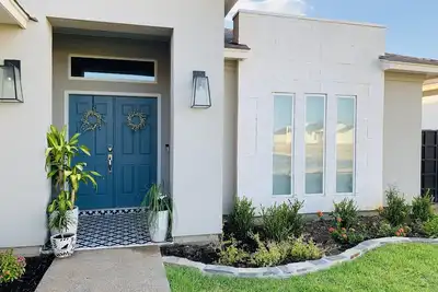Image de Maison moderne et élégante récemment construite avec 3 chambres, 2 salles de bains et garage double