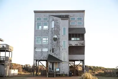 Image de Sunny Spot est un cottage unique au bord de l'océan à Frisco. Vous trouverez ce chalet avec un plan de vie inverse, avec une vue imprenable sur la plage, l'océan et le son!