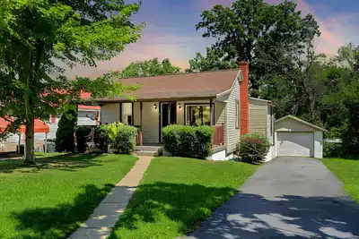 Image de ★ Espace confortable avec cour clôturée ★ 15 min à Harrisburg 30 à Carlisle | 2br W / Ac