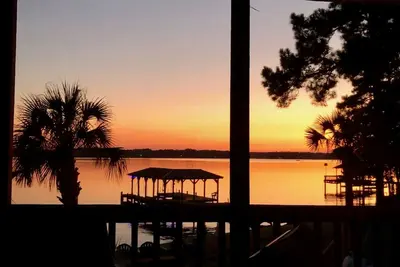 Image de Lake Front Lodge avec Big Water et Sunset Views