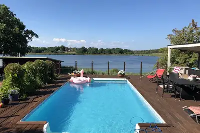 Image de Hébergement moderne en bord de mer avec piscine