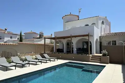 Image de Belle villa sur un large canal avec 15m de couchette et piscine chauffée!