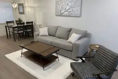 Condo moderne à Springhill avec piscine, emplacement recherché!