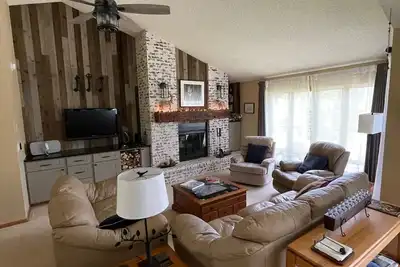 Image de Récemment mis à jour, spacieux 2 chambres + Bonus Room Condo