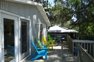 Image de Maison de bains moderne et confortable 2 chambres à coucher 2 salles de bain au nord de Tybee; Valeur merveilleuse!
